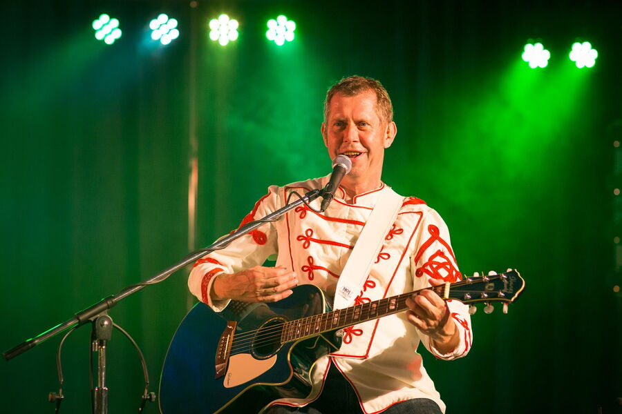 Didiplay mit Gitarre 02